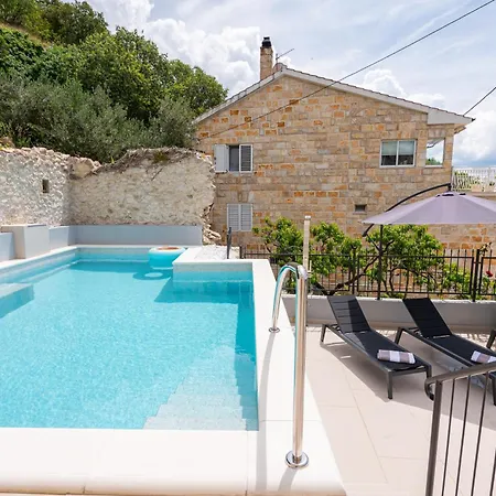 Bella Vista Heritage Oasis